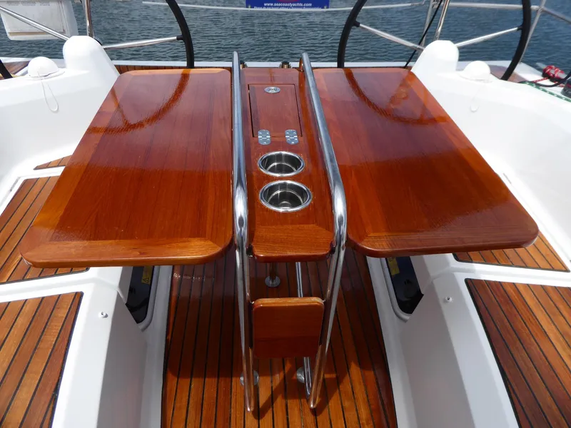 Cockpit table