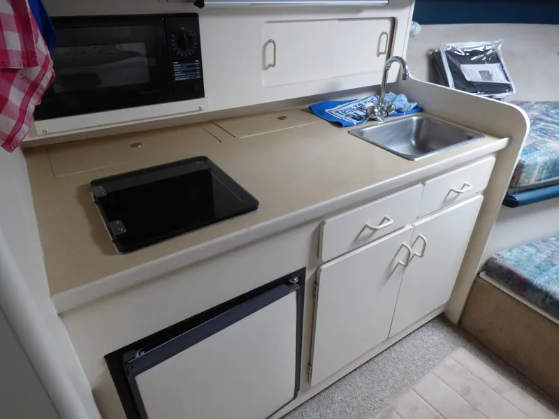 1997 Carver 28 Mid Cabin with Hardtop