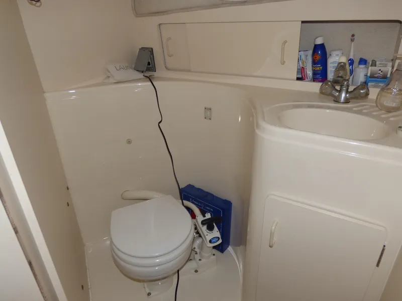 1997 Carver 28 Mid Cabin with Hardtop