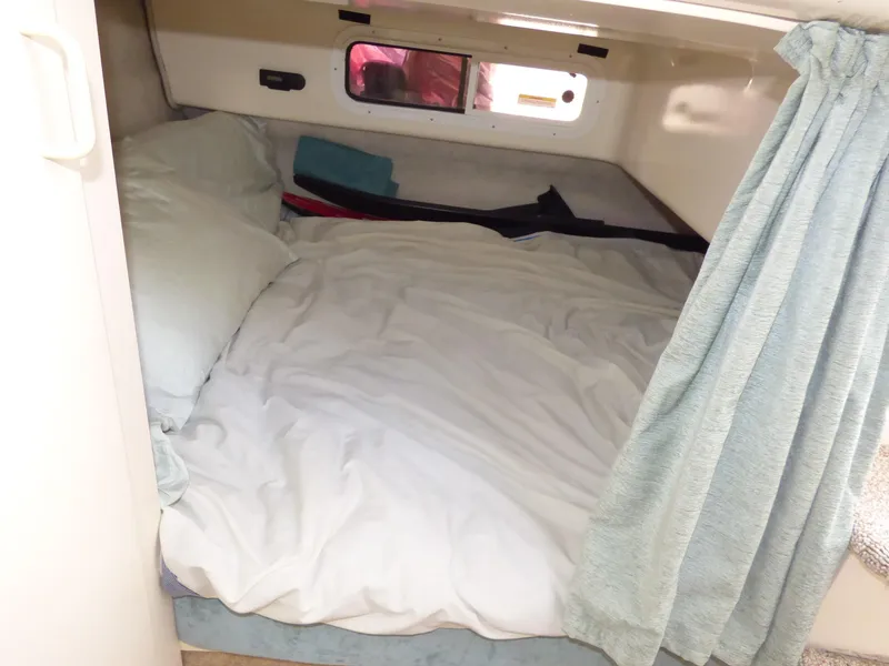 1997 Carver 28 Mid Cabin with Hardtop