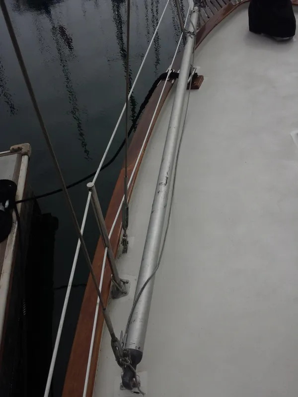 Flopper Stopper Pole