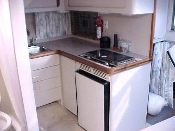 1988 Trojan 10 Meter Mid Cabin
