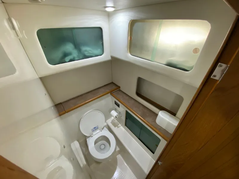 Aft stateroom head