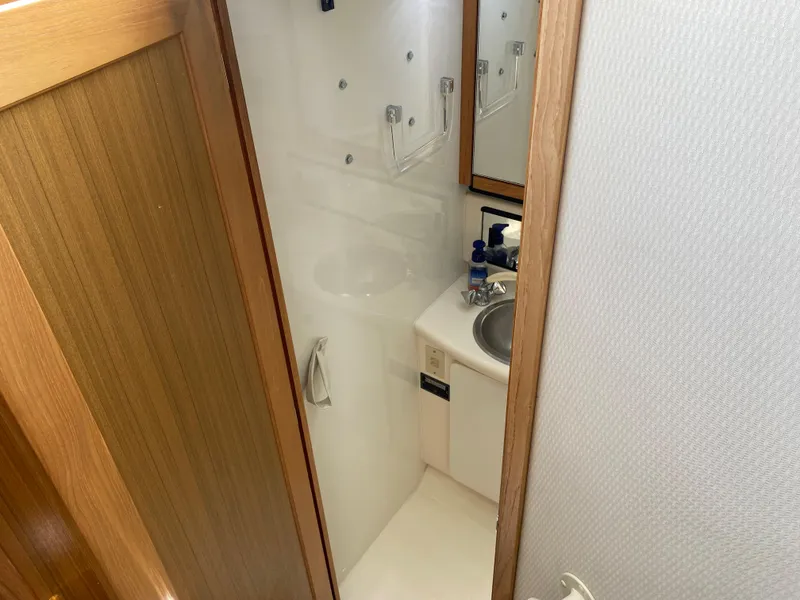 Fwd starboard head