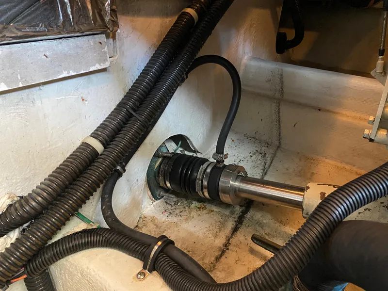 New shaft seal port