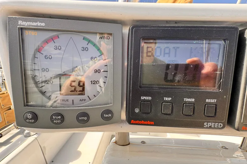Catalina 36 MkII 1995 yacht instruments showing wind speed and boat speed.