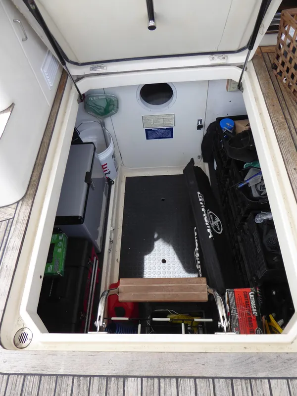 Cockpit hatch to engine space forward