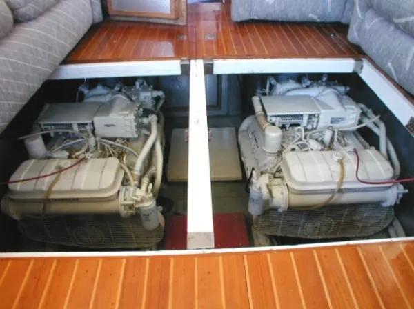 1988 PT Cockpit Motoryacht