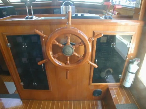1988 PT Cockpit Motoryacht