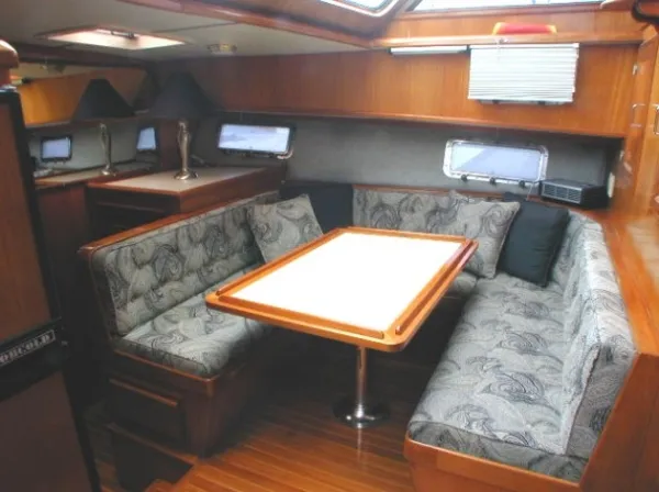 1988 PT Cockpit Motoryacht