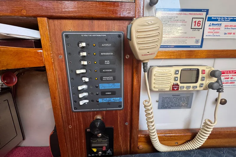 Control panel and radio equipment in a 1989 Gulf Pilot House boat.