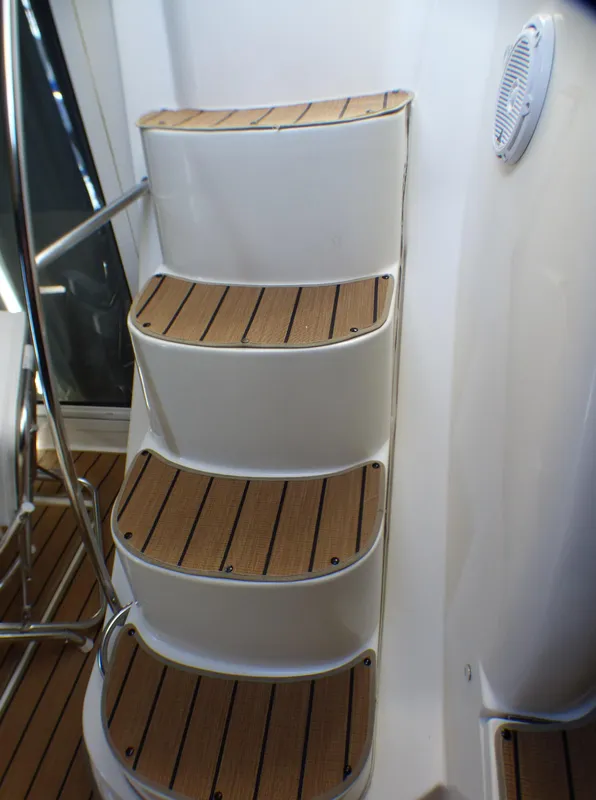 Easy Steps Up to Flybridge