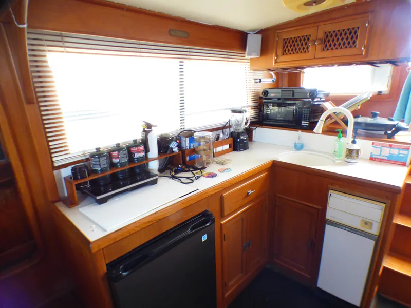 1984 Marine Trader 40 LaBelle by Bestway