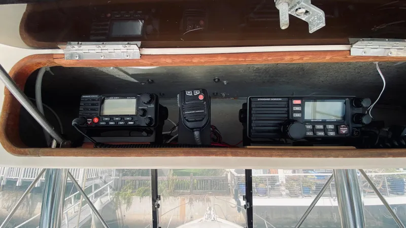 1990 Pacemaker 37 Sportfisherman