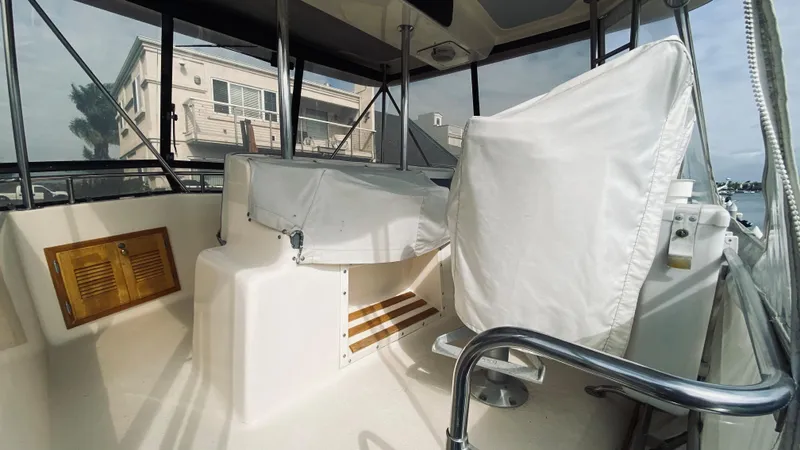1990 Pacemaker 37 Sportfisherman