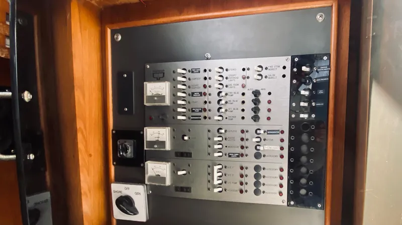 1990 Pacemaker 37 Sportfisherman