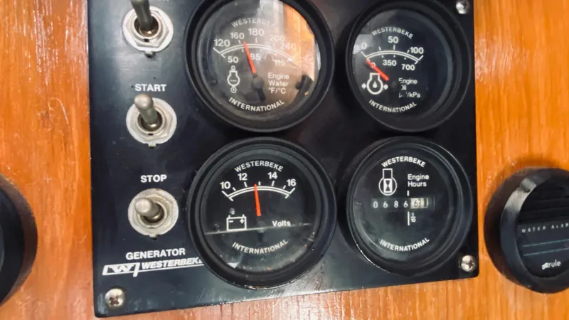1990 Pacemaker 37 Sportfisherman