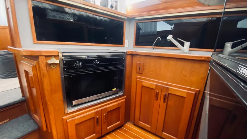 1990 Pacemaker 37 Sportfisherman