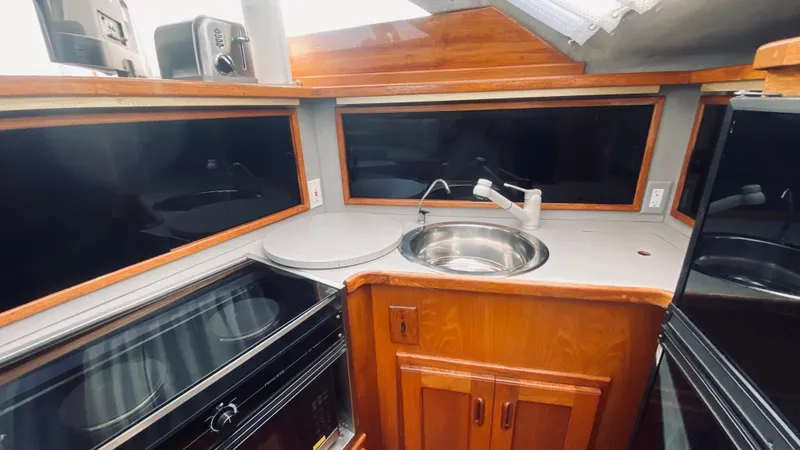 1990 Pacemaker 37 Sportfisherman
