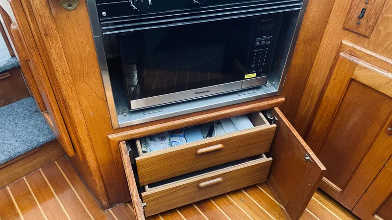 1990 Pacemaker 37 Sportfisherman