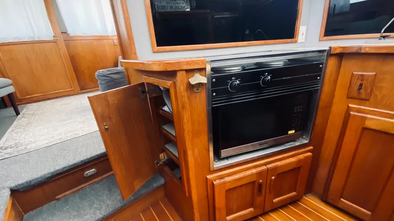 1990 Pacemaker 37 Sportfisherman