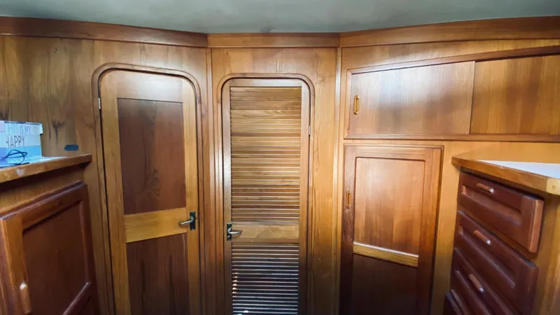 1990 Pacemaker 37 Sportfisherman