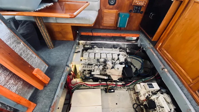 1990 Pacemaker 37 Sportfisherman