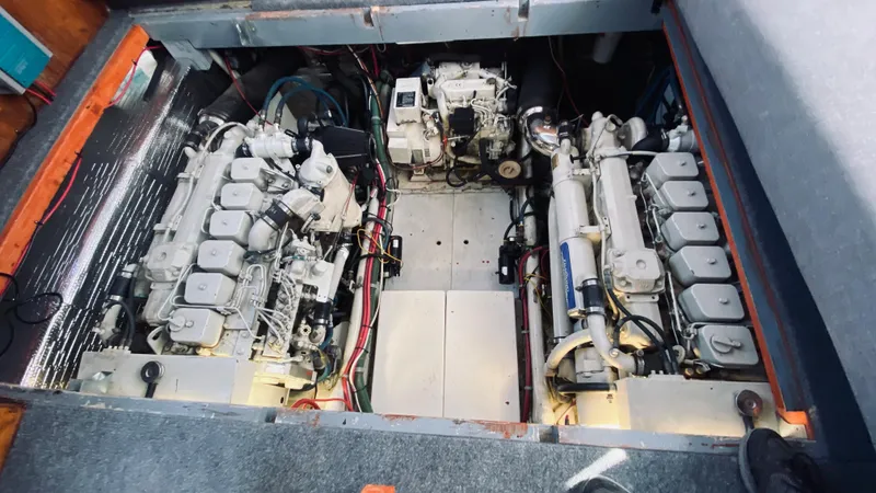 1990 Pacemaker 37 Sportfisherman