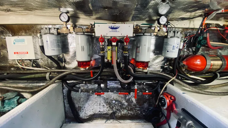 1990 Pacemaker 37 Sportfisherman