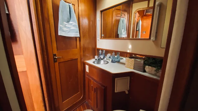 1990 Pacemaker 37 Sportfisherman