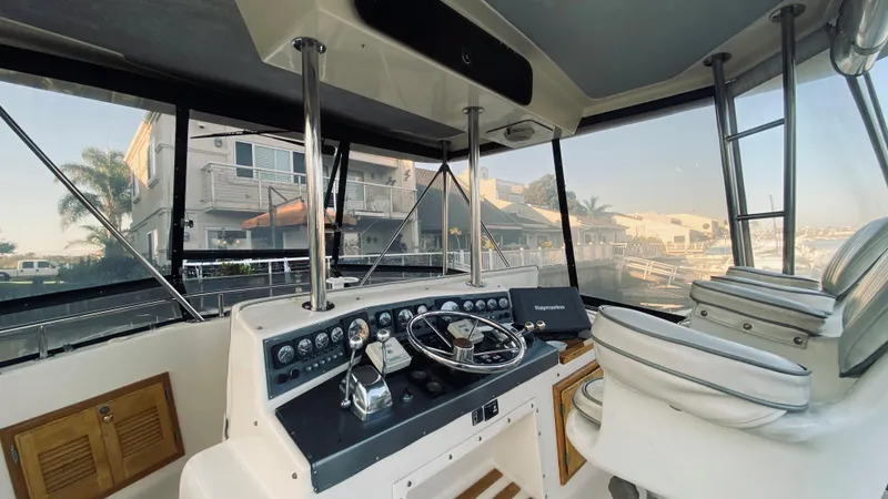 1990 Pacemaker 37 Sportfisherman