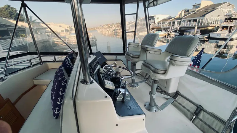 1990 Pacemaker 37 Sportfisherman