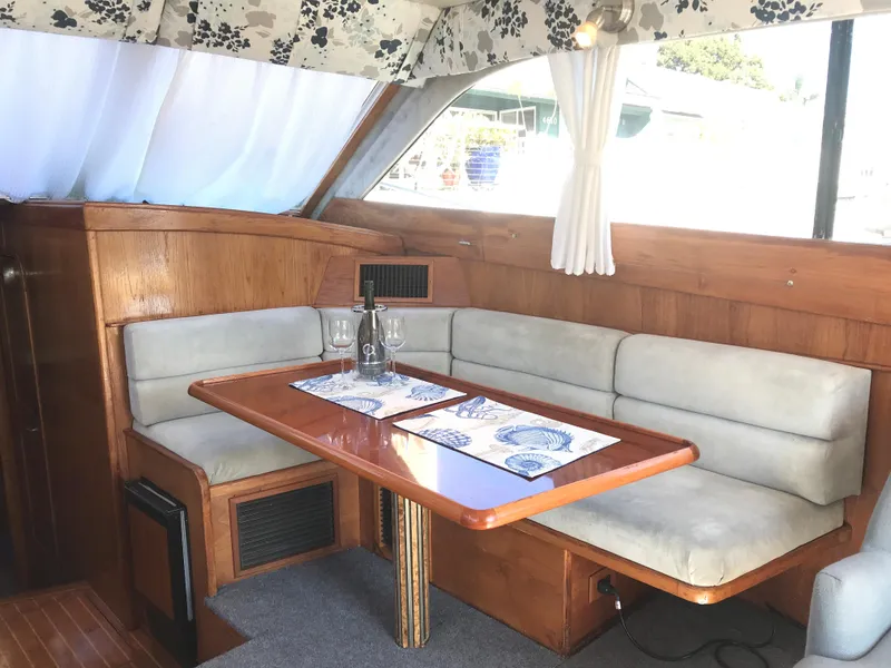 1990 Pacemaker 37 Sportfisherman