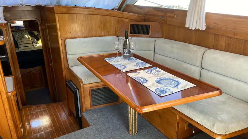 1990 Pacemaker 37 Sportfisherman