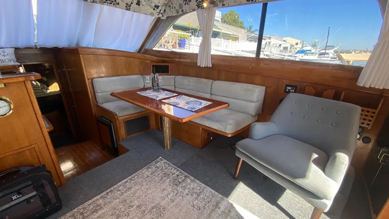 1990 Pacemaker 37 Sportfisherman