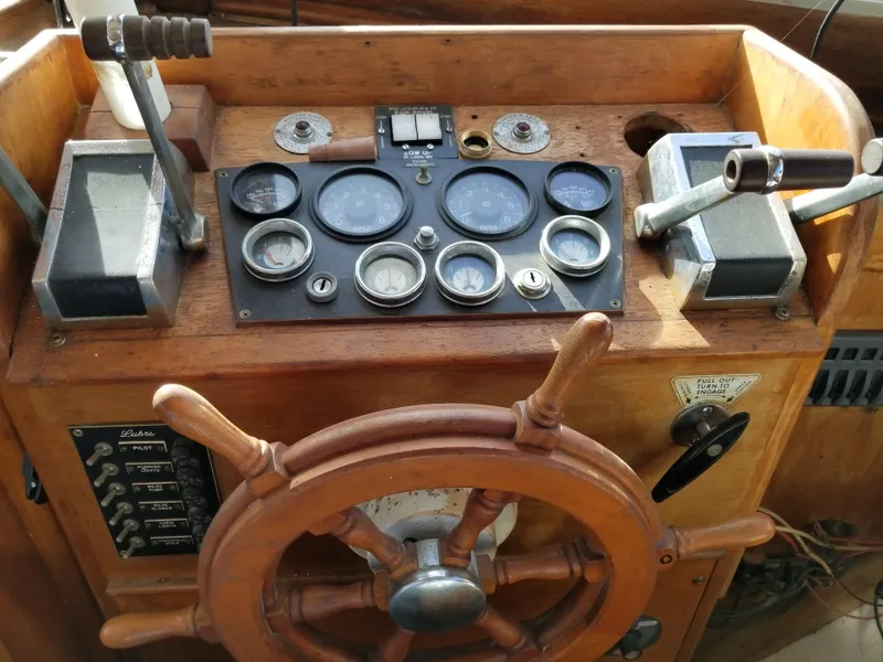 1970 Luhrs Flybridge
