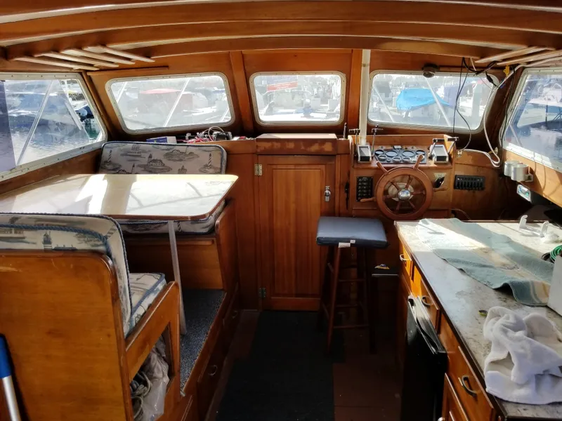 1970 Luhrs Flybridge