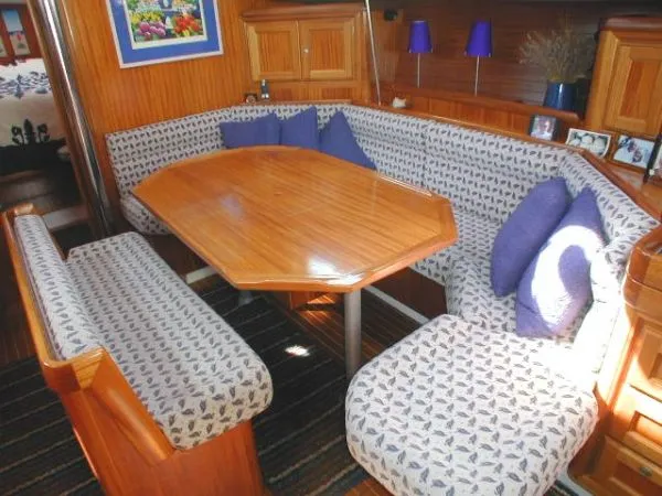 Dinette to Starboard