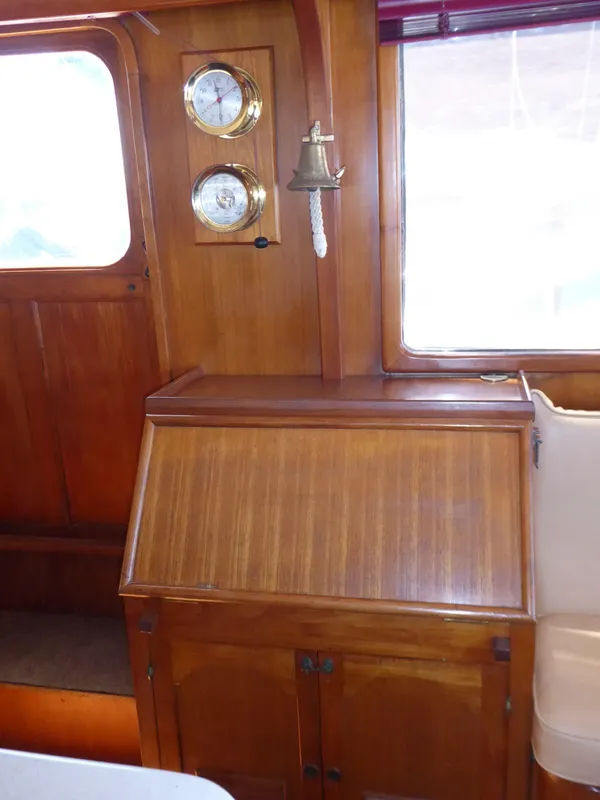 Salon cabinet