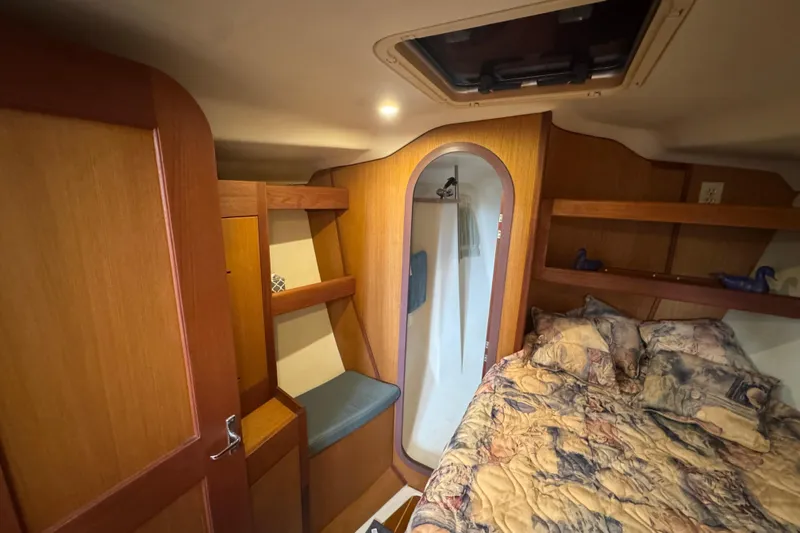 1999 Hunter Passage 420 yacht interior with cozy cabin and wooden furnishings.