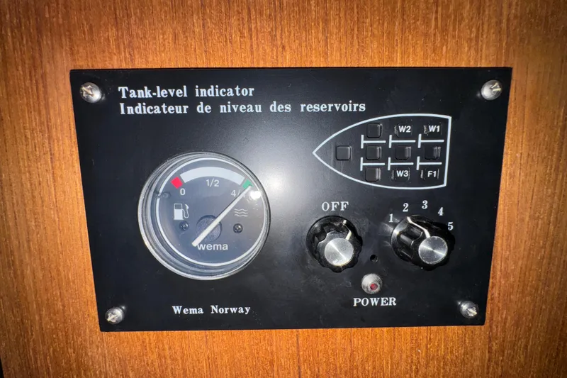 Tank-level indicator panel on 1999 Hunter Passage 420 yacht, featuring Wema Norway gauge.