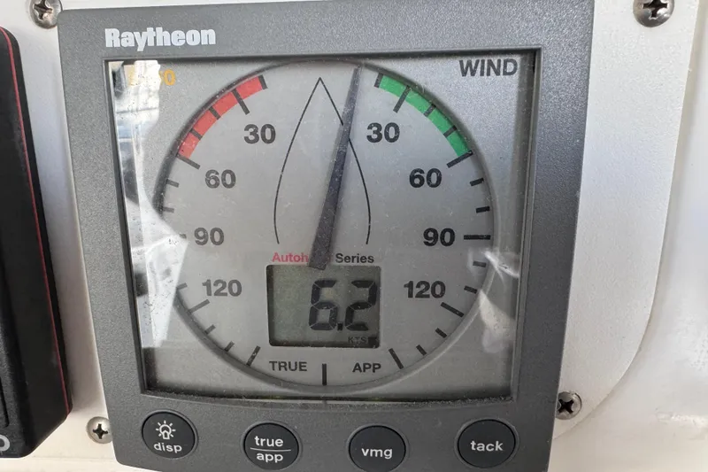 Raytheon wind gauge on 1999 Hunter Passage 420, displaying 6.2 knots.