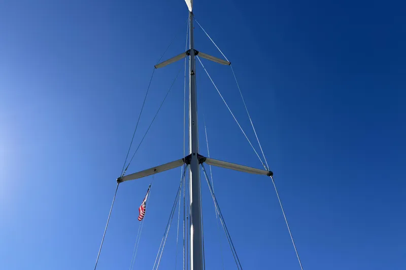 Mast of 1997 Beneteau Oceanis 400 sailboat against clear blue sky.