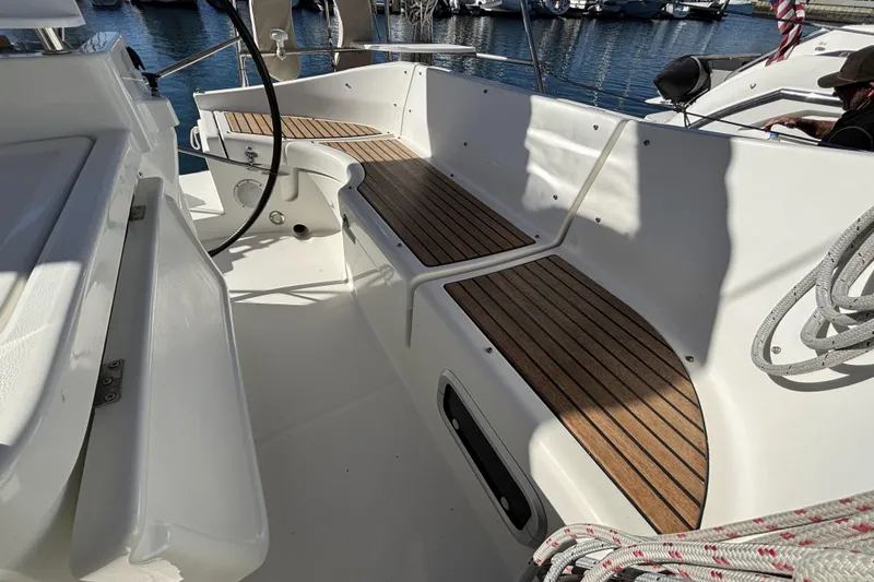 Cockpit of 1997 Beneteau Oceanis 400 sailboat with teak seating and nautical ropes.