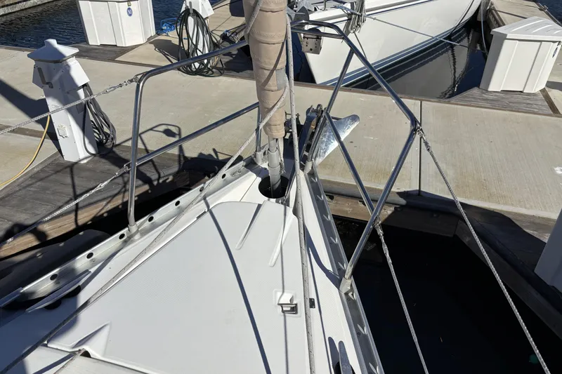 Bow of a 1997 Beneteau Oceanis 400 sailboat docked at a marina.