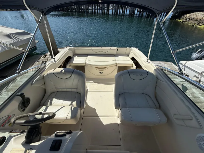 2004 Sea Ray 215 Weekender