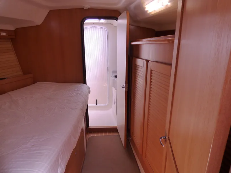 Forward Pullman Berth