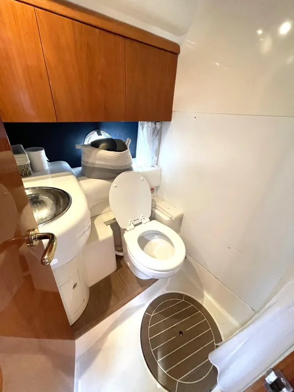Bathroom of 2004 Cranchi Endurance 41 yacht.