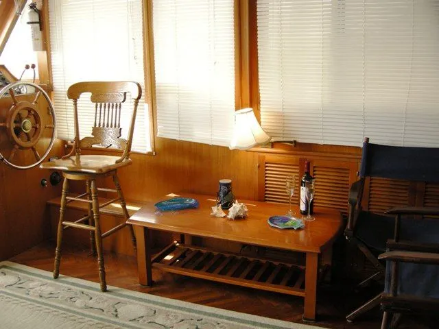 Main Salon to Starboard