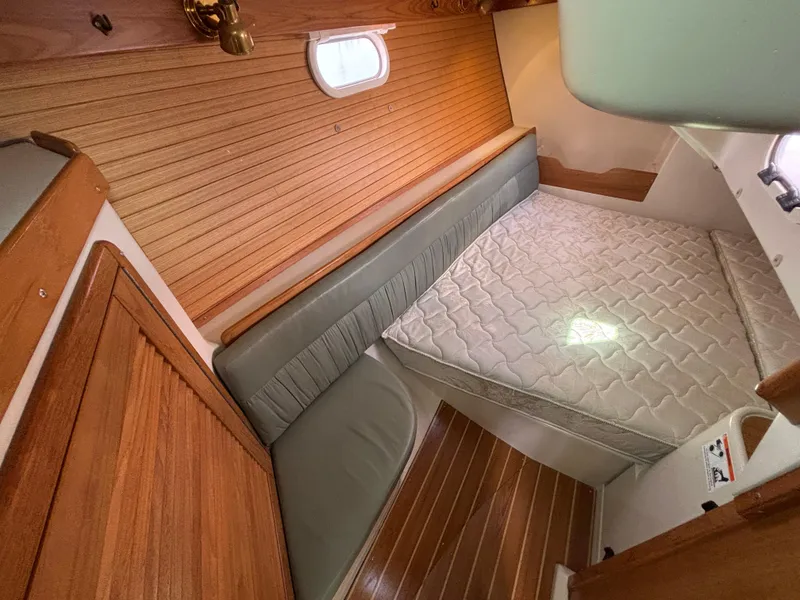 2005 Catalina 320